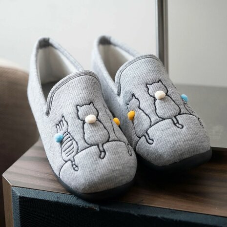 Pantoffel grijs met geborduurde katten Isotoner