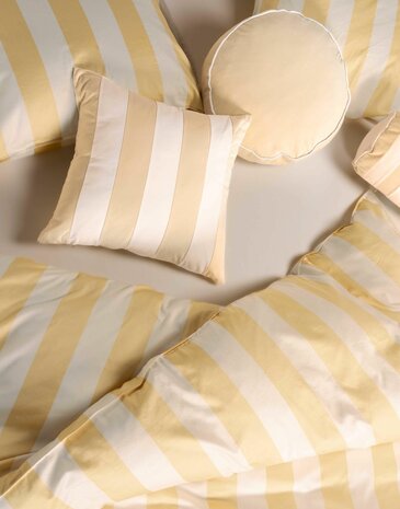 Essenza Nino Kussen Yellow straw 050x050